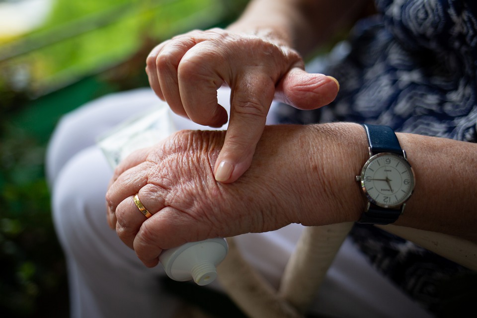Hand-Cream-Elderly-Grandparent-Skin-Care-5359396.jpg Hand-Cream-Elderly-Grandparent-Skin-Care-5359396.jpg