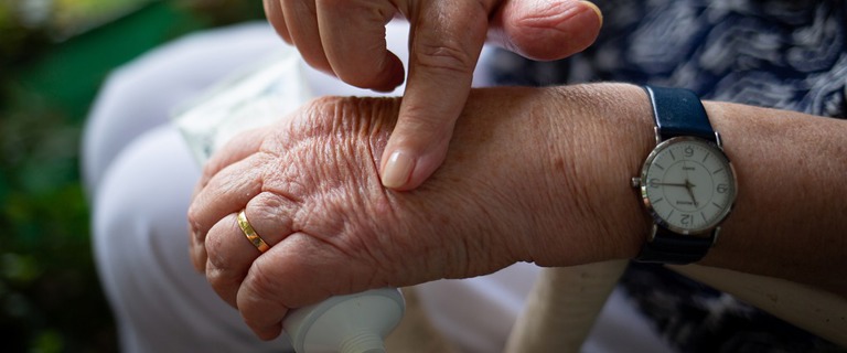 Hand-Cream-Elderly-Grandparent-Skin-Care-5359396.jpg Hand-Cream-Elderly-Grandparent-Skin-Care-5359396.jpg