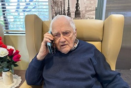 Harry chatting to the radio station_.jpg Harry chatting to the radio station_.jpg